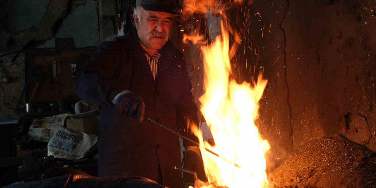 Yarım asırdır demir dövüyor