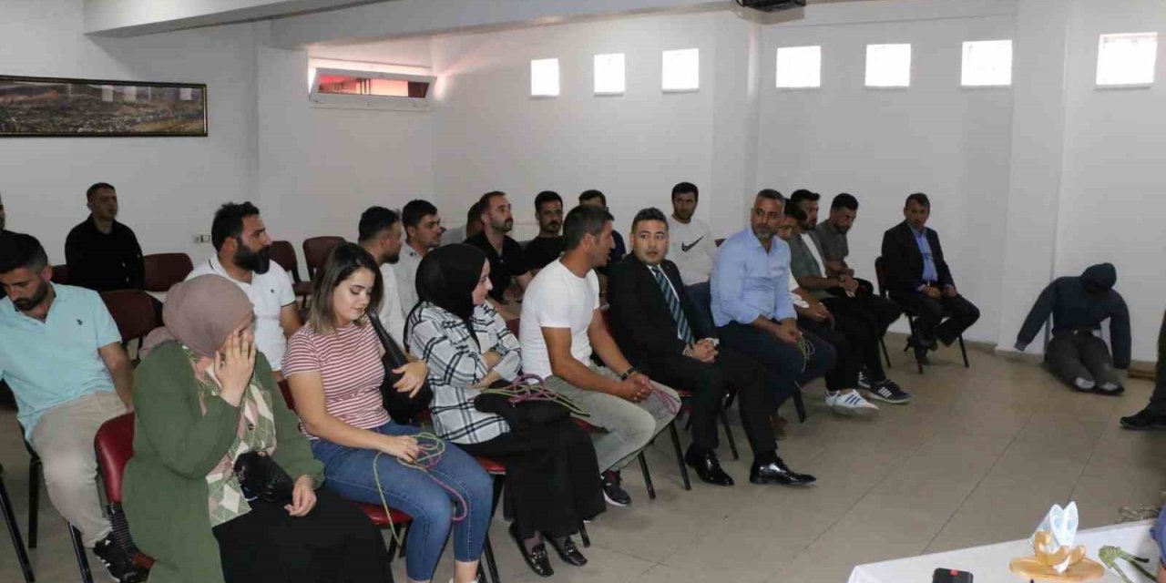 Kaymakam Özçelik, arama kurtarma eğitimi alan gönüllüleri ziyaret etti