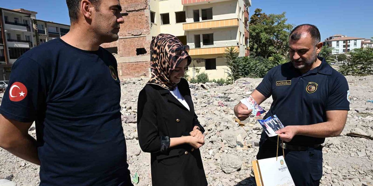 Depremde yıkılan binanın enkazında bulunan eşyaların teslim edildiği genç kadın duygusal anlar yaşadı