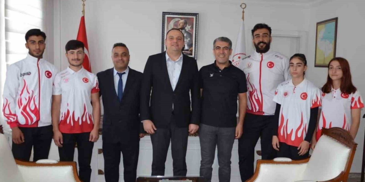 Dünya kupasına gidecek sporculardan Kaymakam Demir’e ziyaret