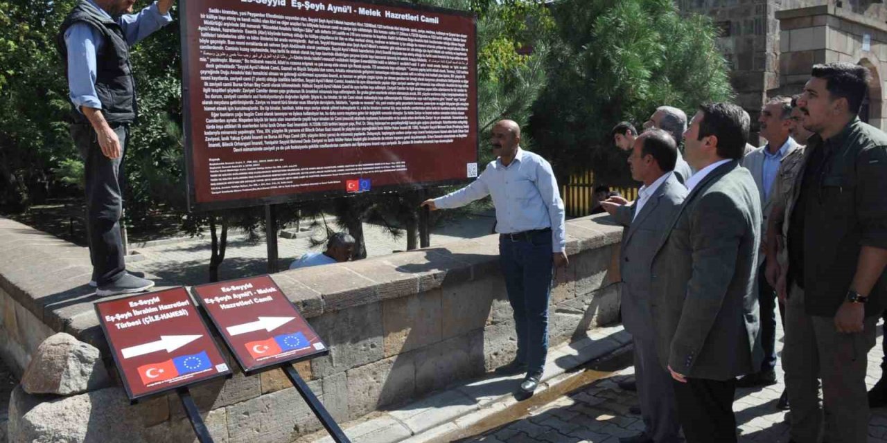 Kaymakam Ocak, tarihi Esenlik köyünü ziyaret ederek yönlendirme tabelalarının yerleştirmesini gerçekleştirdi