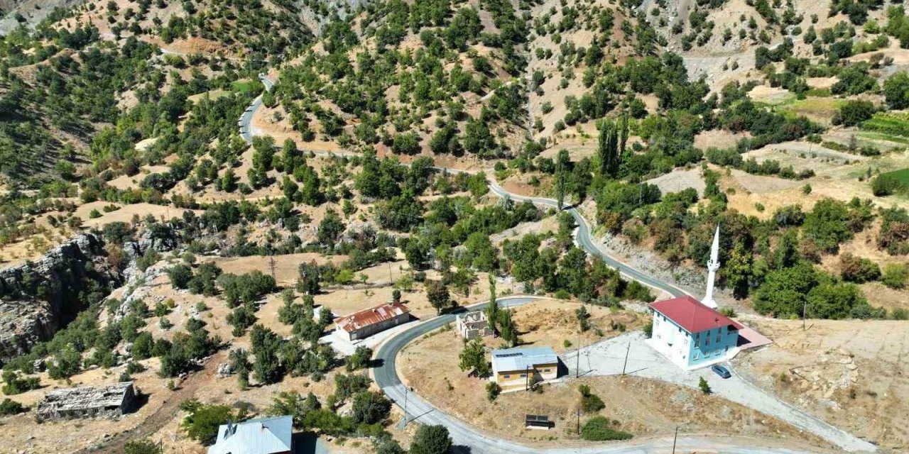 Büyükşehir’in Pütürge’de asfalt çalışmaları sürüyor