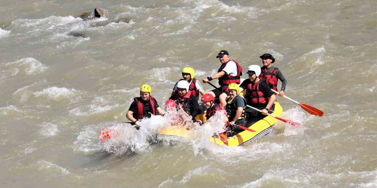 Vali Aydoğdu, Karasu Nehrinde rafting yaptı