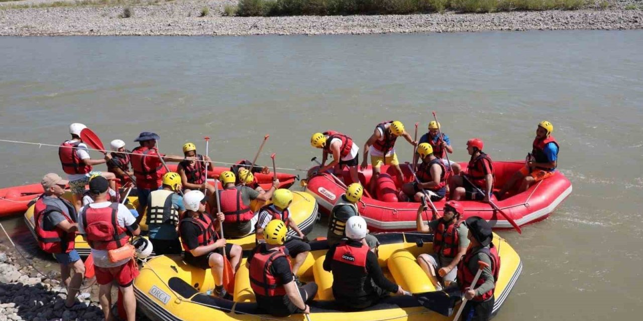 Masalsı kanyon arasında rafting keyfi