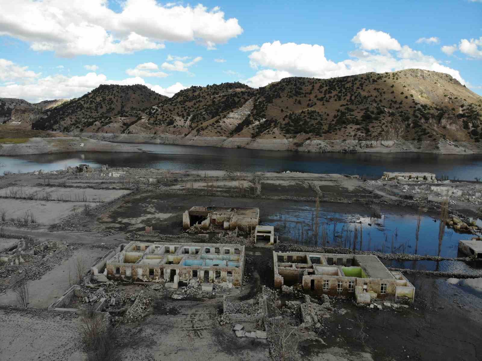 Kars’ta su çekildi, köy ortaya çıktı