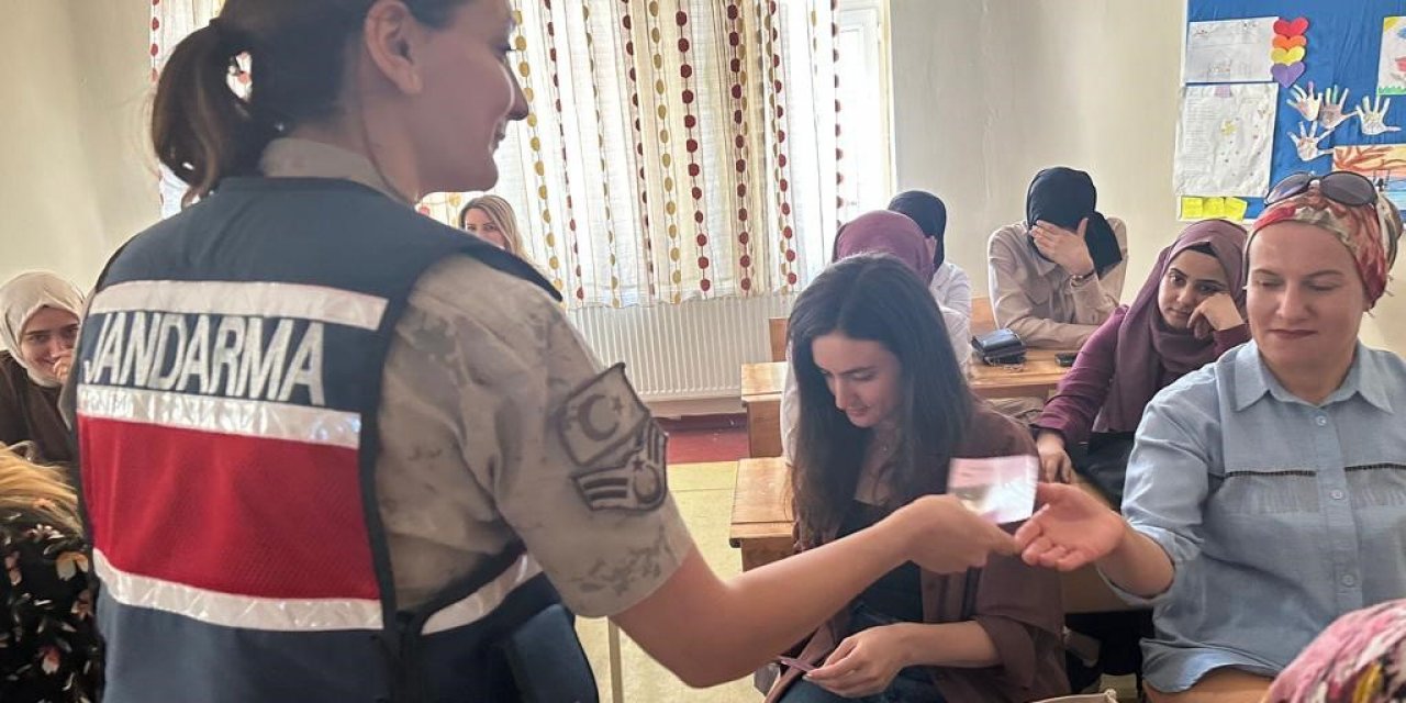 Hakkari’de jandarma ekiplerinin bilgilendirme çalışmaları davam ediyor