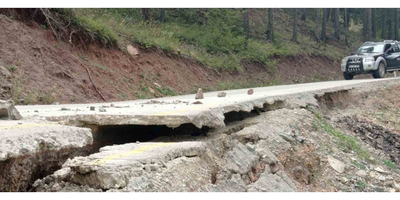 İspir Devedağı gurup yolu sürücülerin kabusu oldu