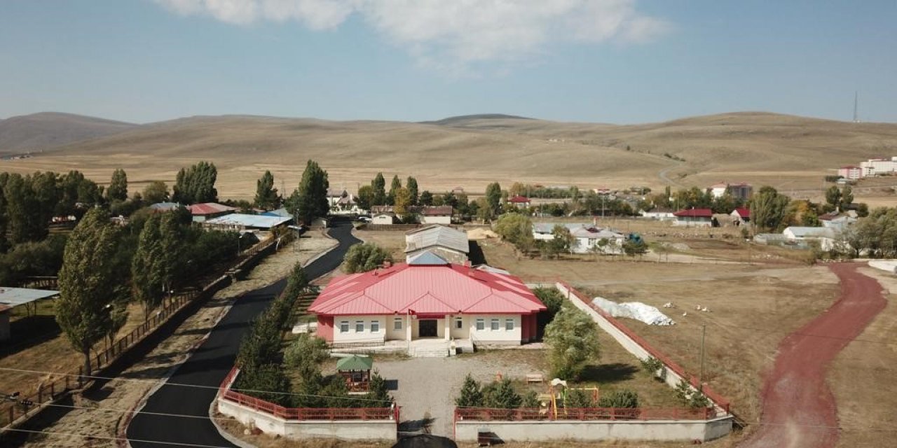 Ardahan Valisi Çiçek’ten Çıldır Anaokulu yoluna asfalt desteği