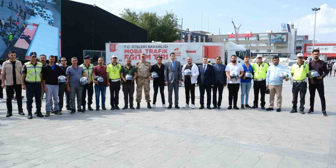 Trafik cezası olmayan motosiklet sürücülerine kask dağıtıldı