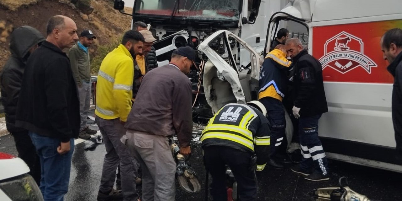 Erzincan’da trafik kazası: 1 ölü, 2 ağır yaralı