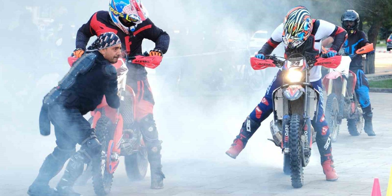 Kentin göbeğinde nefes kesen motocross gösterisi