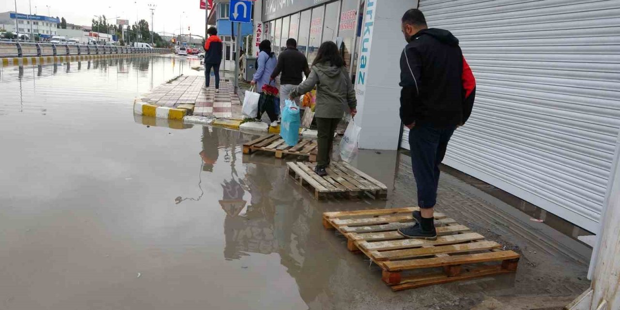 Çok sayıda ev ve iş yerleri sular altında kaldı