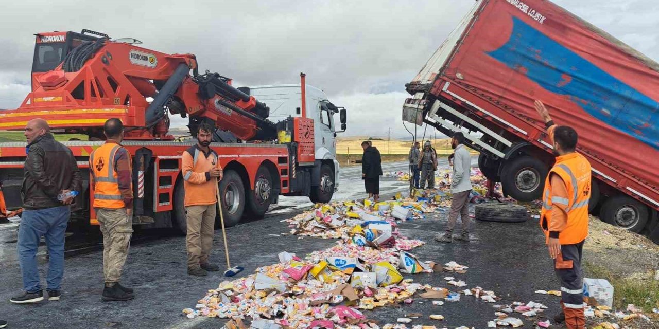 Kaygan yolda tır devrildi: Dorsedeki sabunlar yola saçıldı