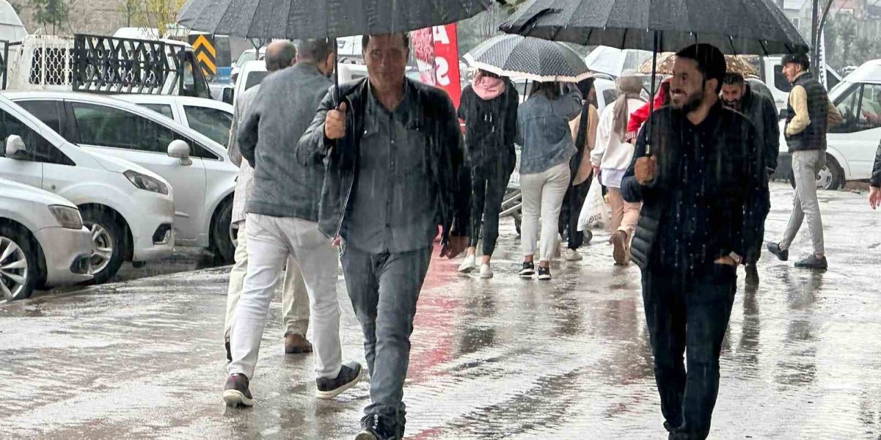 Yüksekova’da sağanak yağış etkili oldu