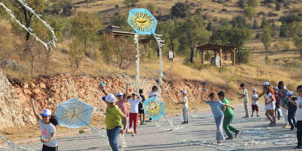 çocuklar uçurtma şenliği ile doyasıya eğlendi