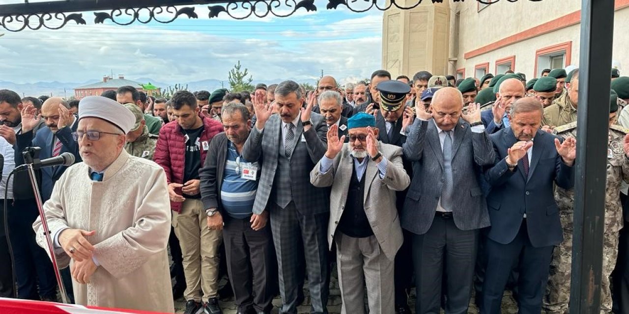 Şehit özel harekat polisi memleketi Erzurum’da son yolculuğuna uğurlandı