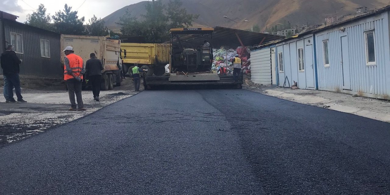 Hakkari’deki caddeler bir bir asfaltla kaplanıyor