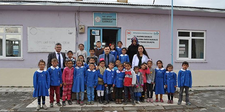 Arpaçay Kaymakamı Abdil Koç, köy okullarını ziyaret etti