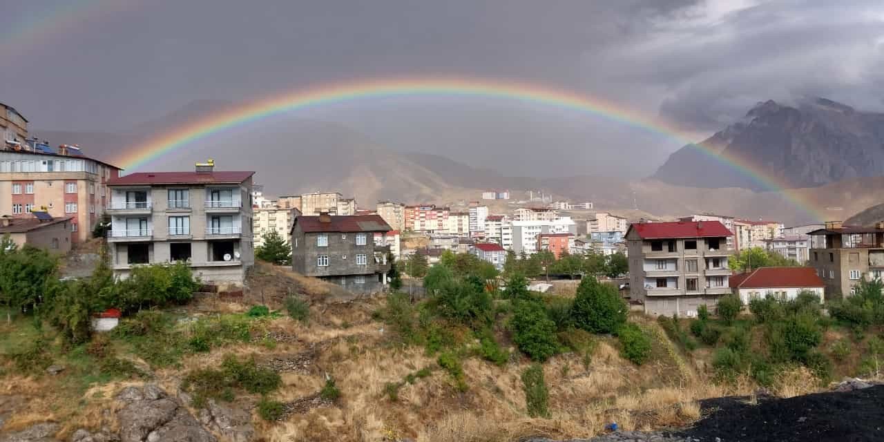 Hakkari’de gökkuşağı güzelliği