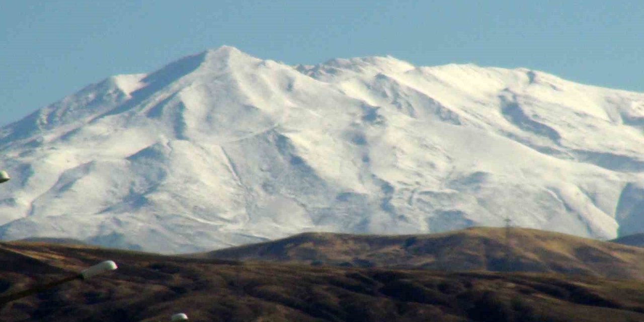 Süphan Dağı beyaza büründü