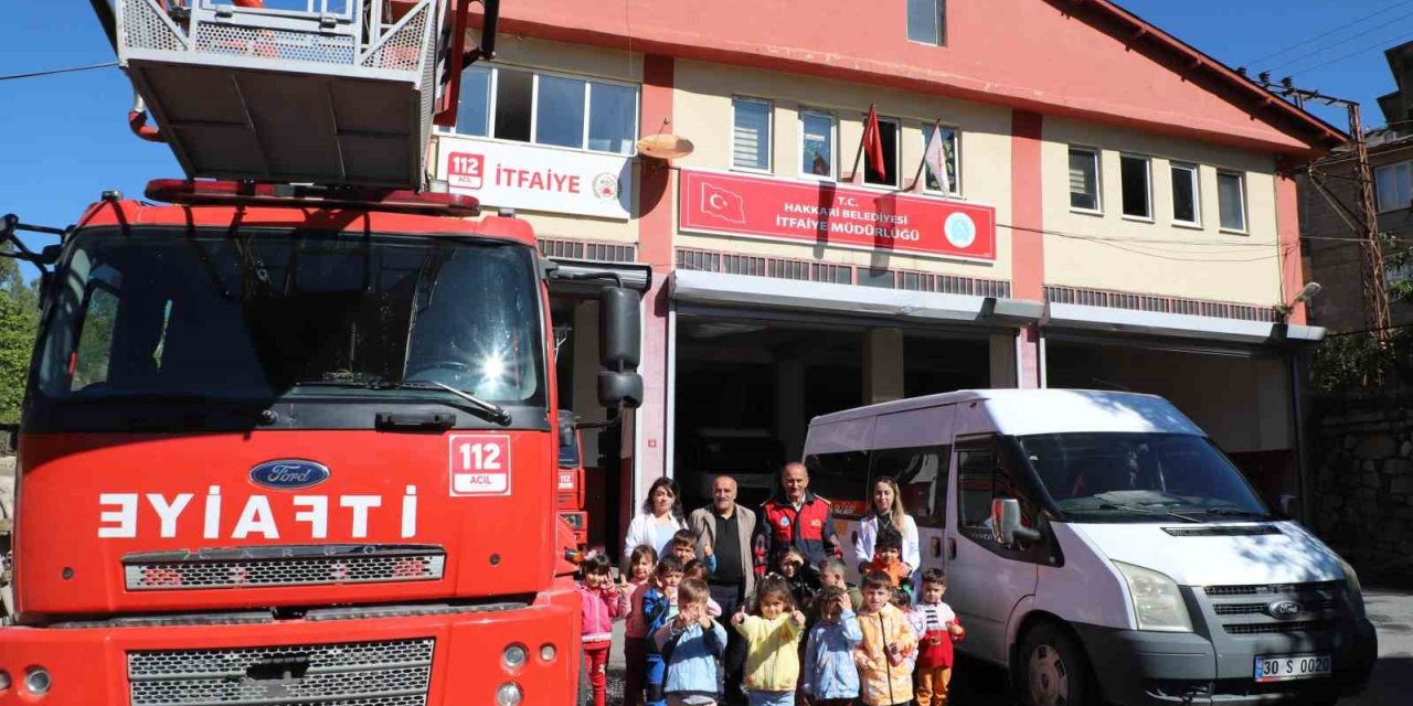 Hakkari’de minik öğrencilere itfaiye tanıtıldı