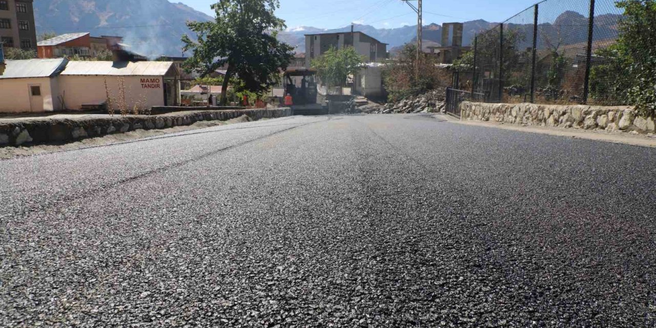 Hakkari’de asfalt çalışması 4 caddede devam ediyor