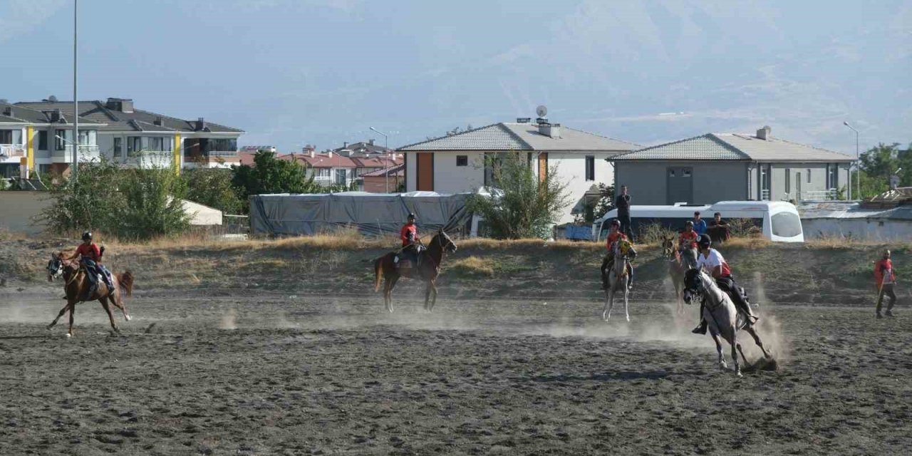 Erzincan’da ata sporu cirit heyecanı