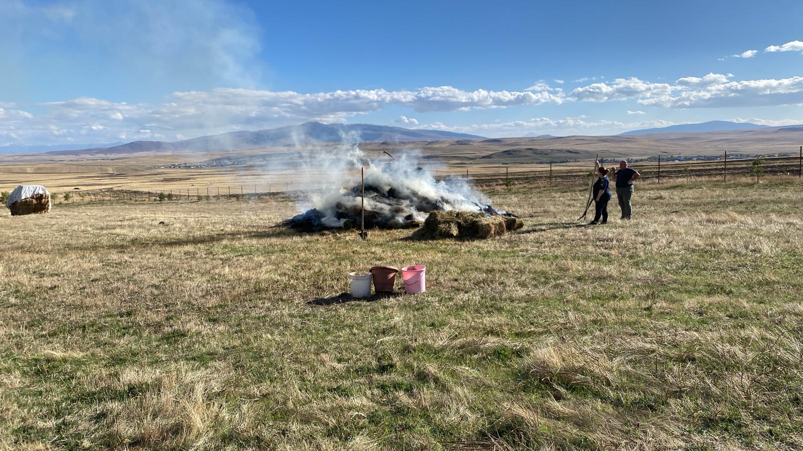 Kars'ta 200 balya ot yanarak kül oldu