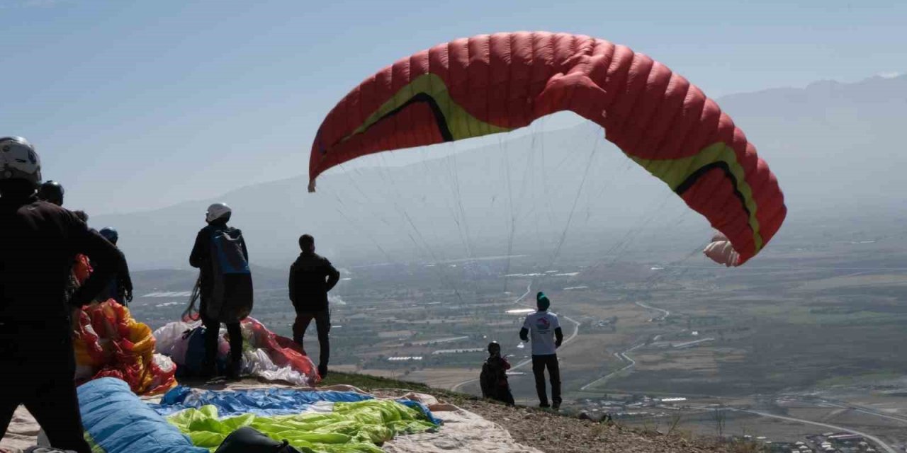 Erzincan’da yamaç paraşütü heyecanı sürüyor