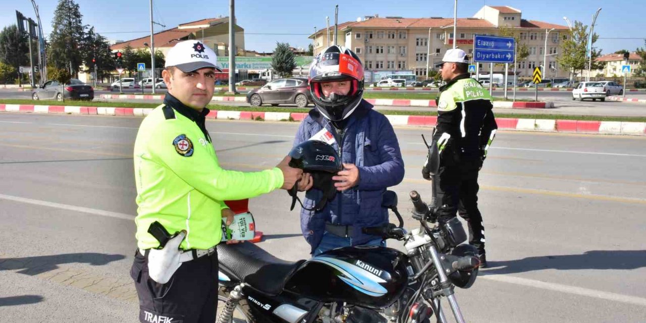 Malatya’da motosiklet sürücülerine ücretsiz kask dağıtıldı