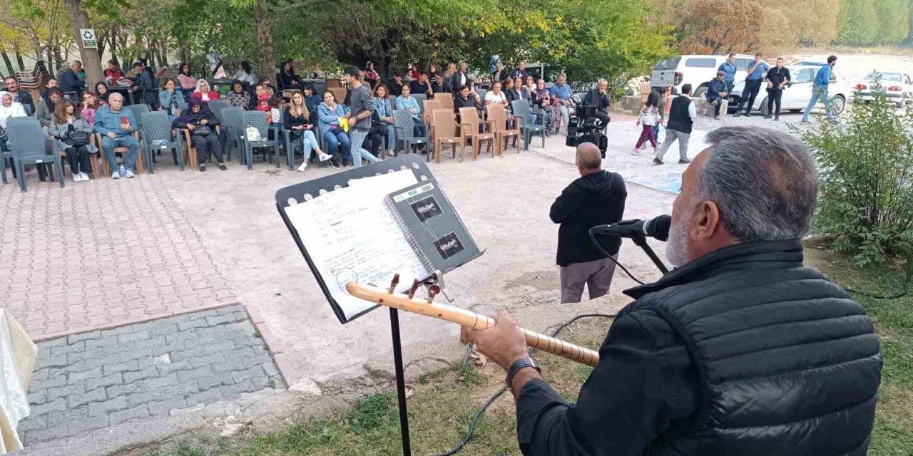 Tuncelili sanatçılar, kanser hastası için destek konseri verdi