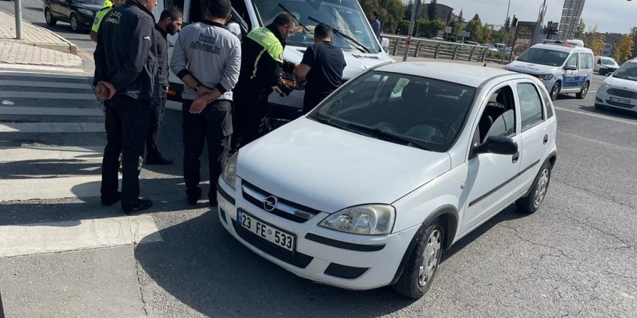 Elazığ’da minibüs ile otomobil çarpıştı: 3 yaralı