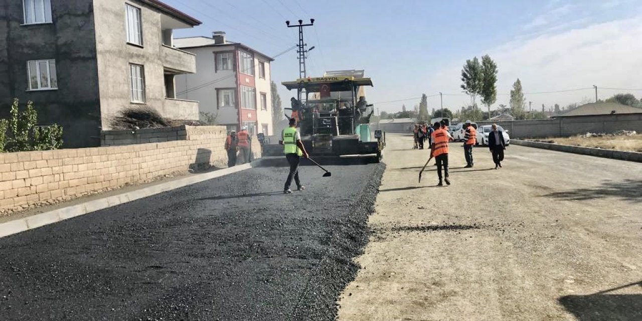 Iğdır Belediyesi sıcak asfalt seferberliğini sürdürüyor