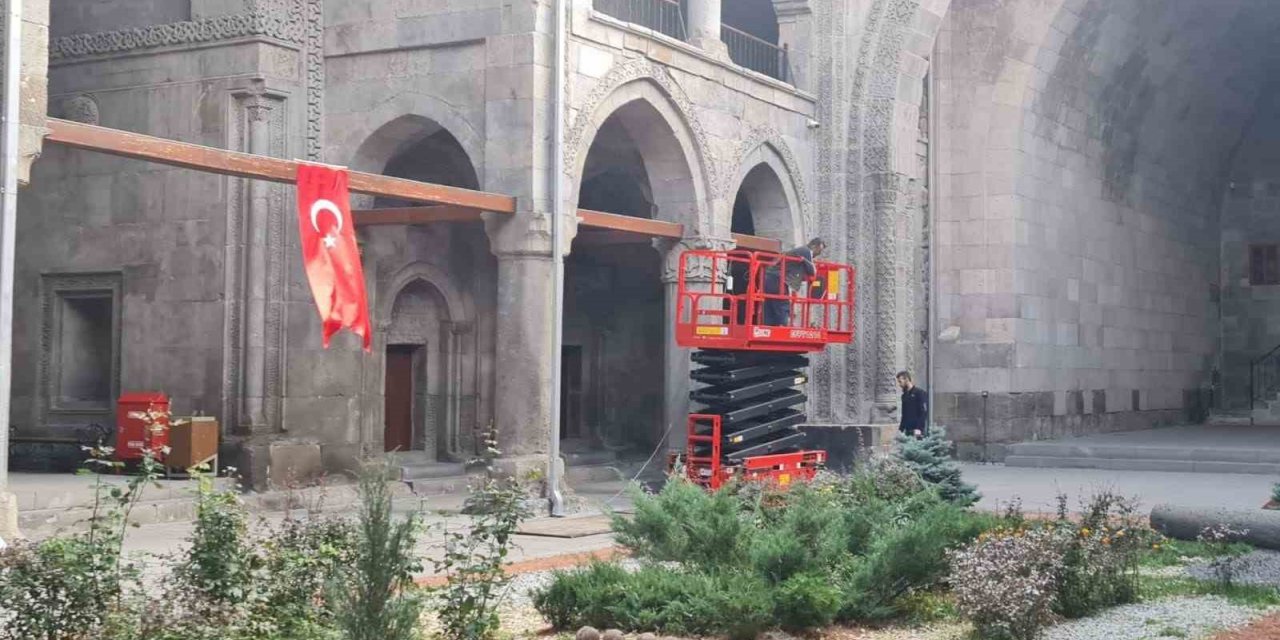 Çifte Minareli Medrese bir hafta ziyaretçilere kapalı