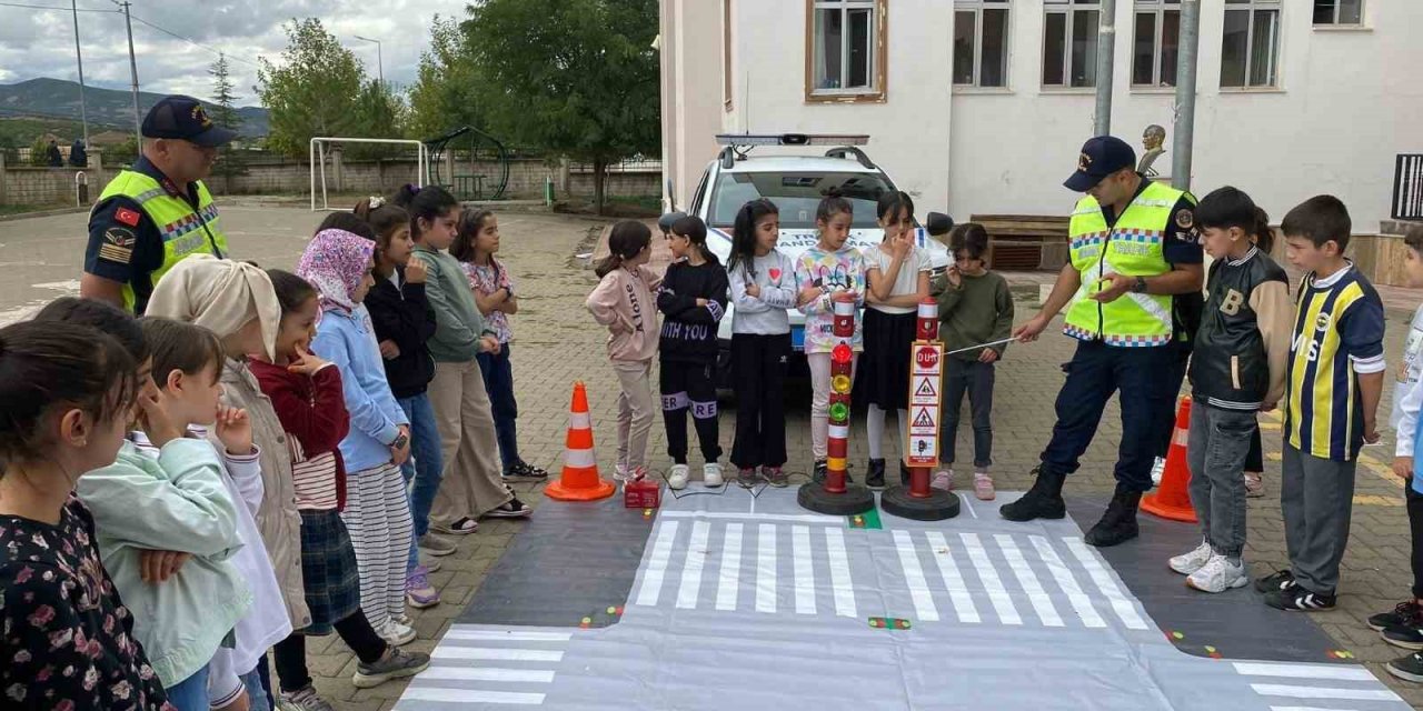 Bingöl’de öğrencilere trafik eğitimi verildi