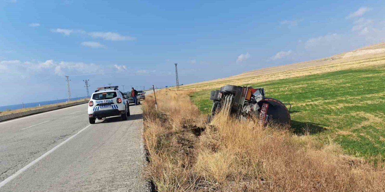 Asfalt tankeri şarampole devrildi