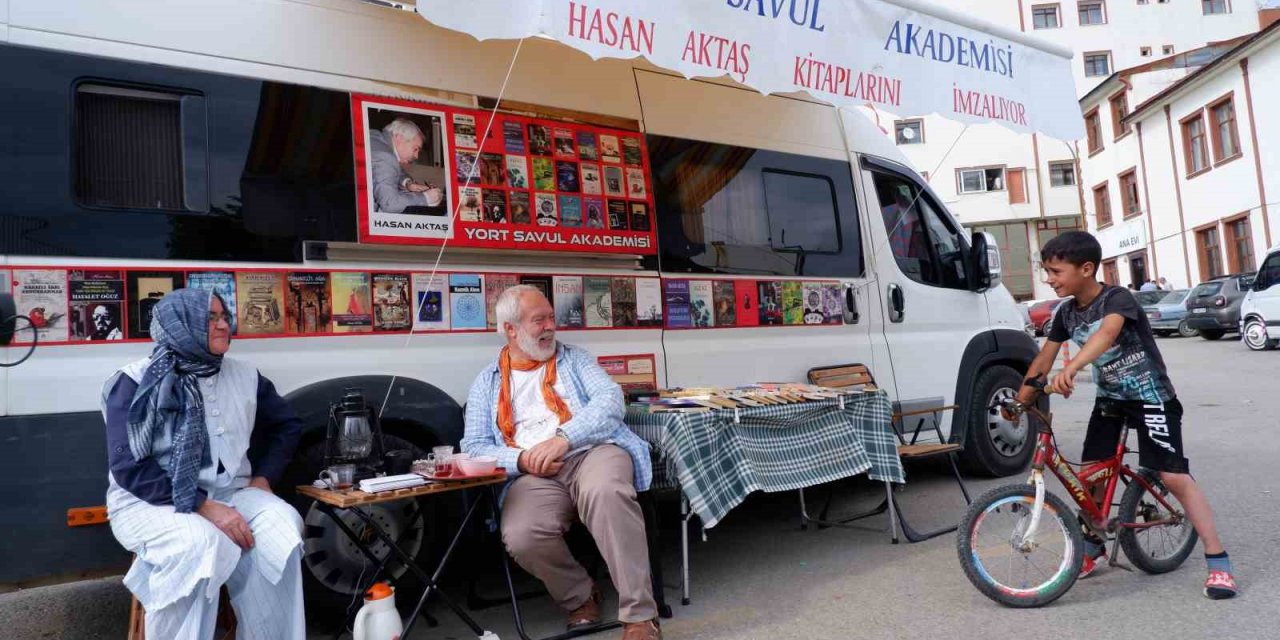 Karavan kitap ile Anadolu’yu geziyorlar