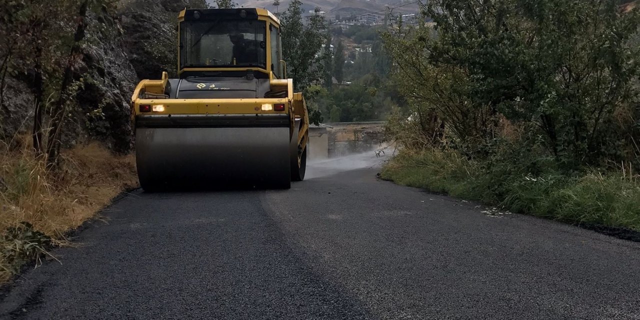 Hakkari’de asfalt mesaisi devam ediyor