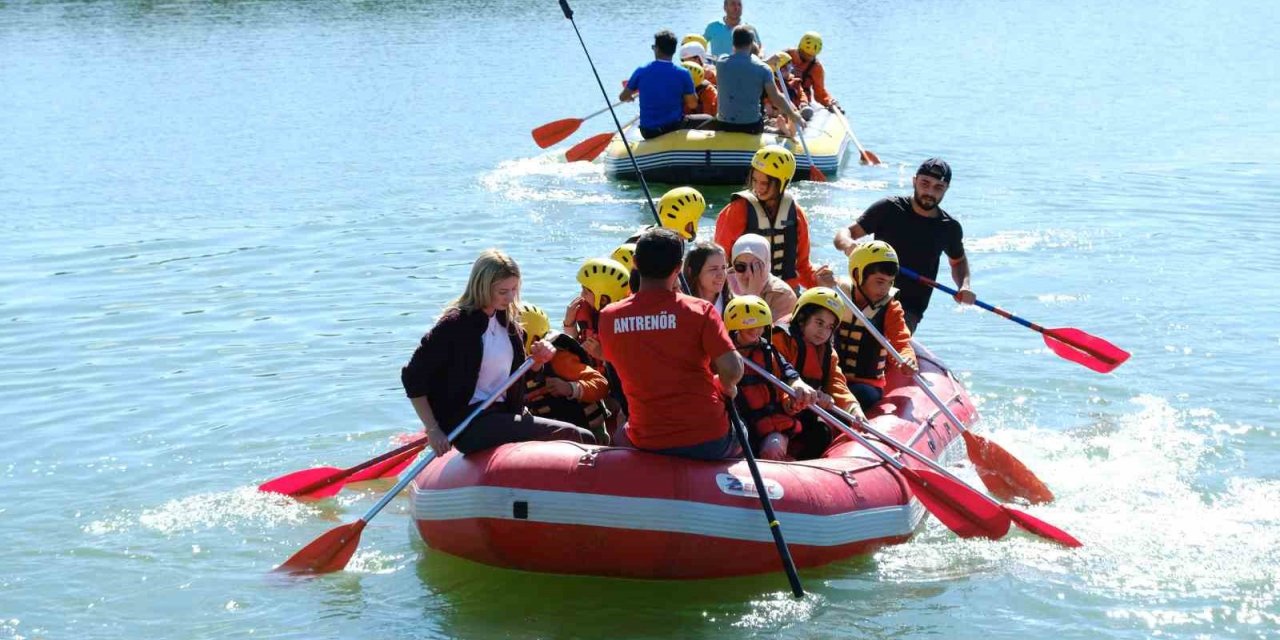 Özel çocukların rafting keyfi