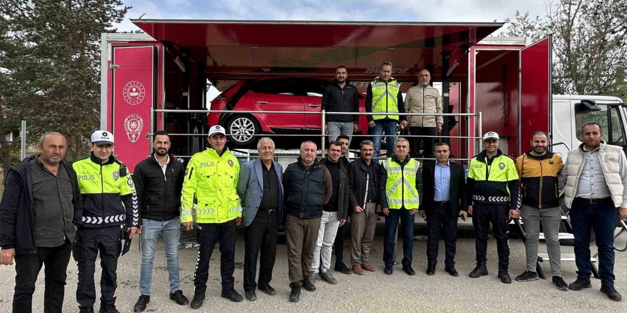 Yüksekova’da simülasyon tırına yoğun ilgi