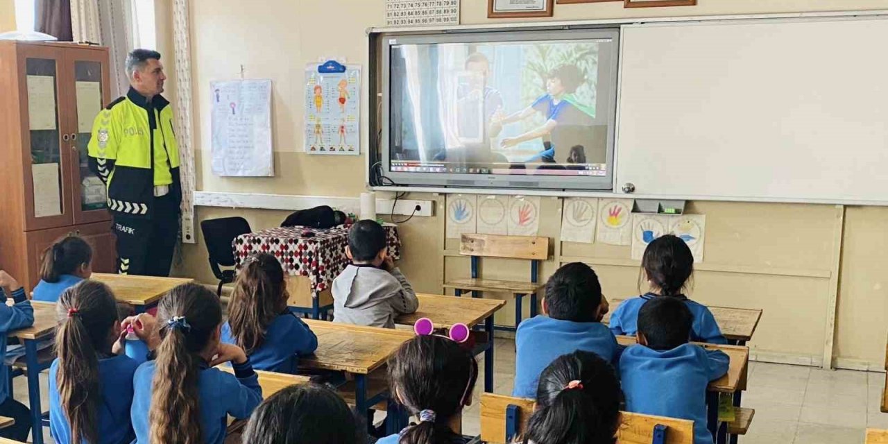 Tatvan’da “Trafik Kuralları ve Trafik Güvenliği” semineri düzenlendi