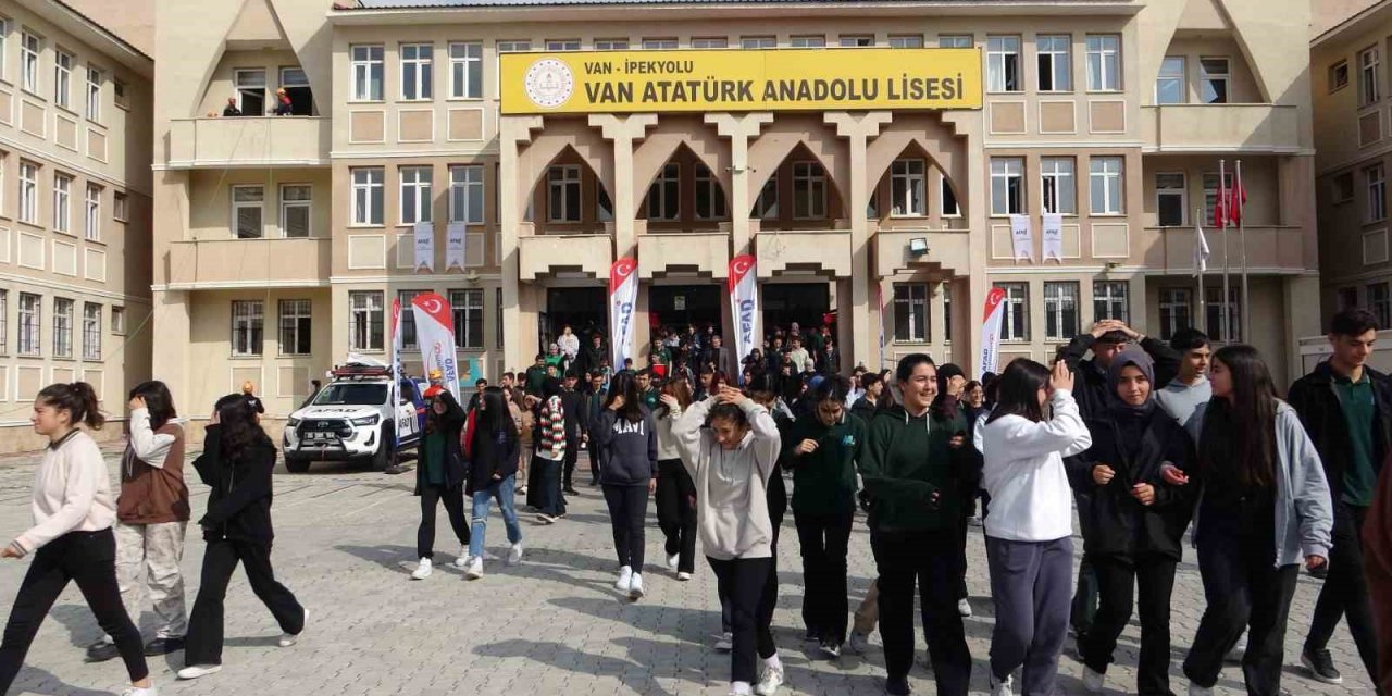 Van’da eş zamanlı deprem tatbikatı