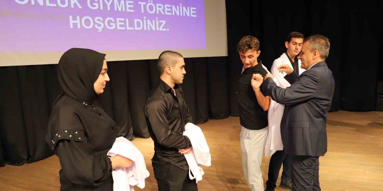 Tıp Fakültesi öğrencileri beyaz önlüklerini giydi