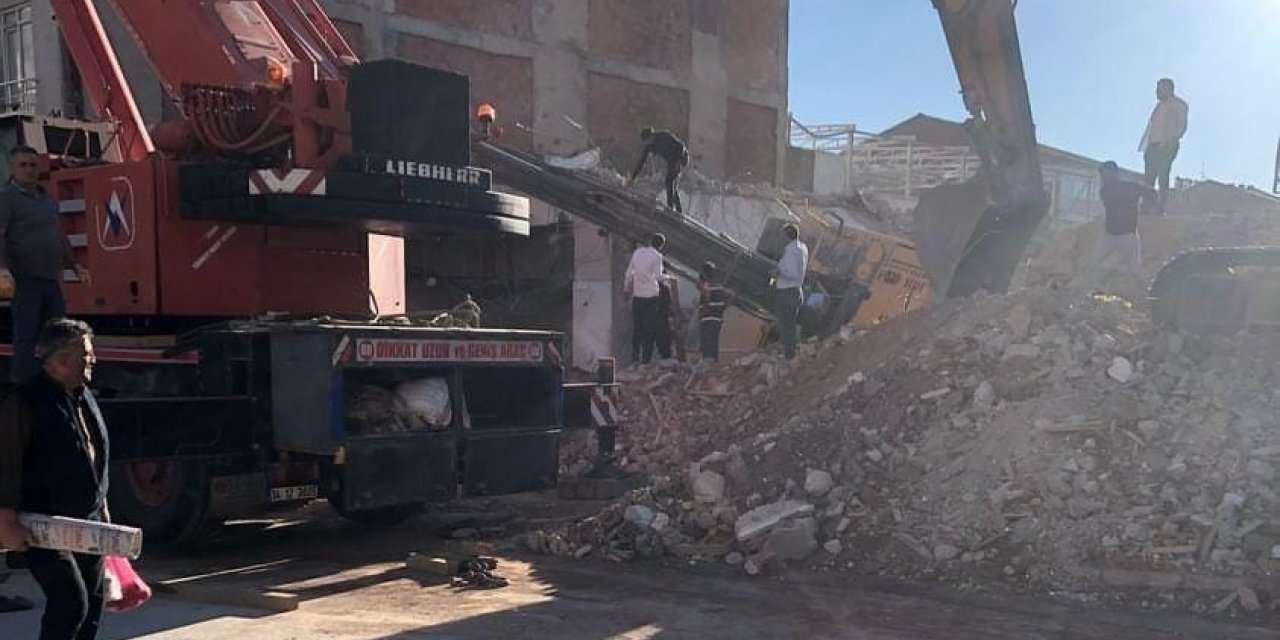 Yıkım esnasında iş makinesi devrildi