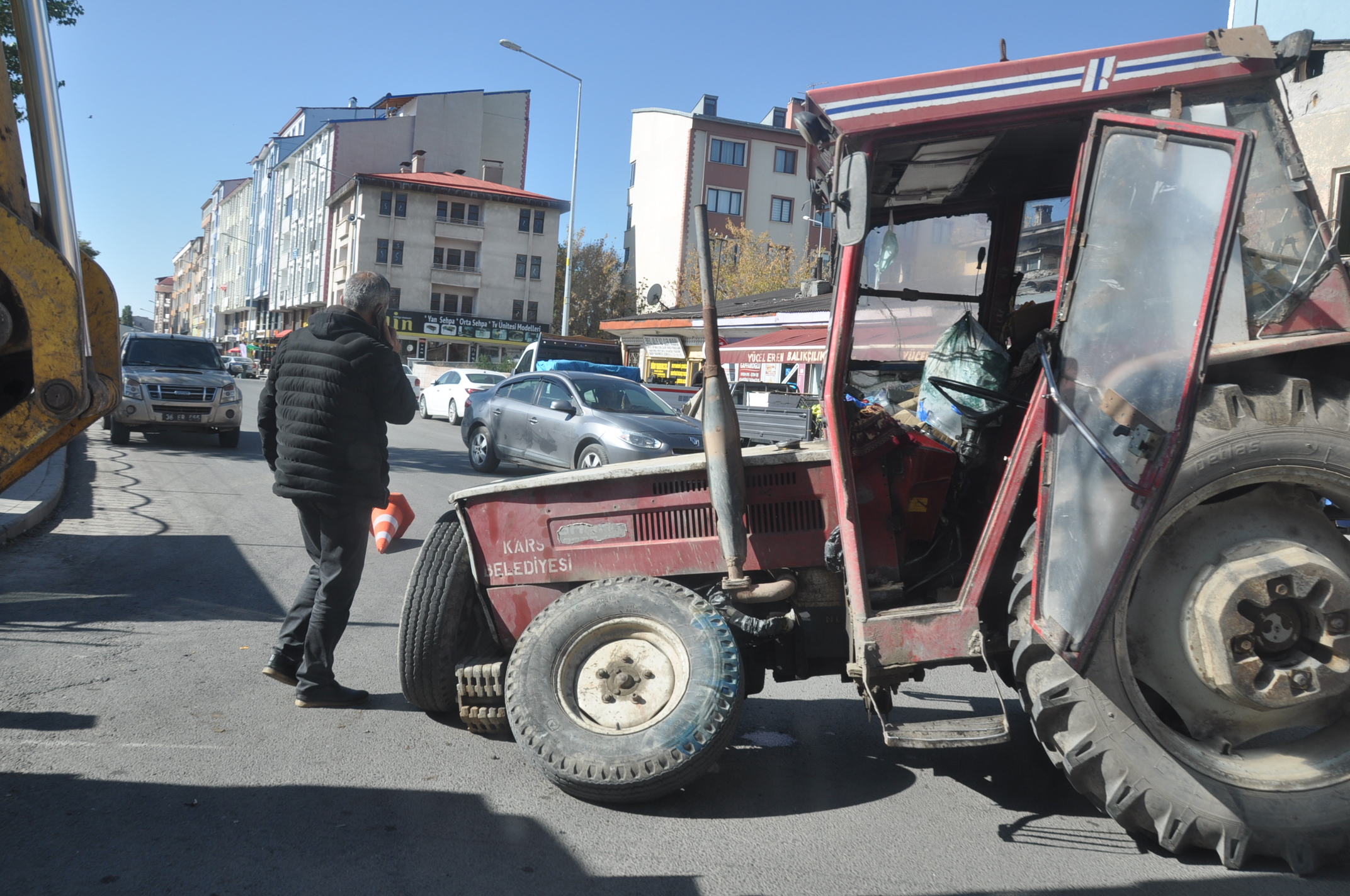 Kars’ta traktör ile minibüs çarpıştı