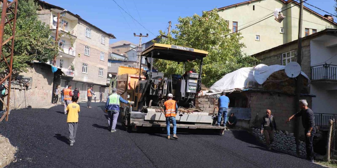 Hakkari’de asfalt çalışmaları hız kesmeden devam ediyor