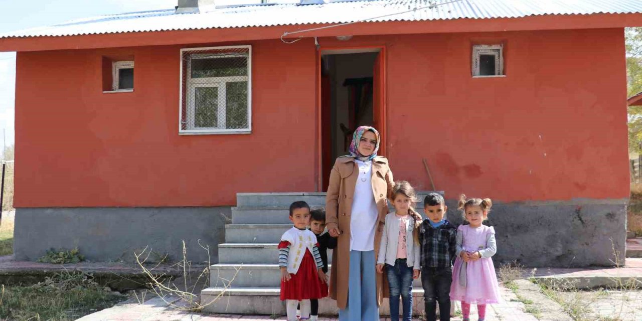 Fedakar öğretmen, köy okulunun deposunu sınıfa dönüştürdü