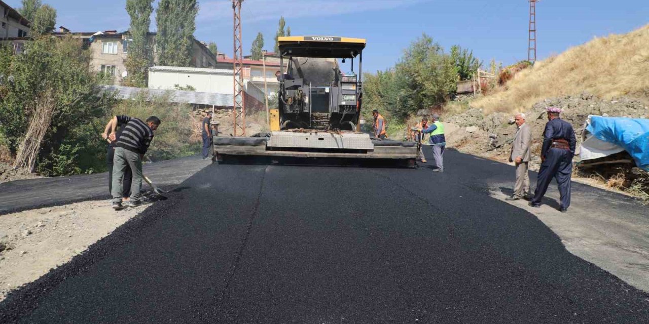 Hakkari’de yol asfaltlama çalışmaları devam ediyor