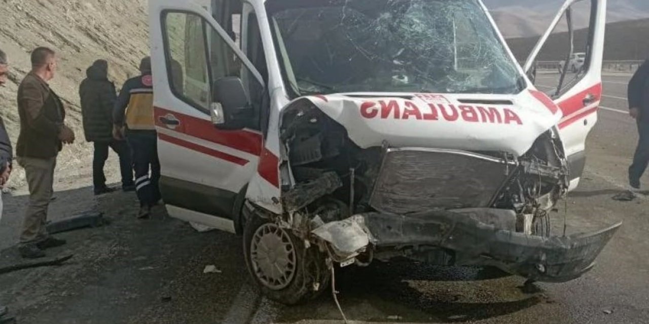 Evde bakım ambulansı yoldan çıktı: 4 yaralı