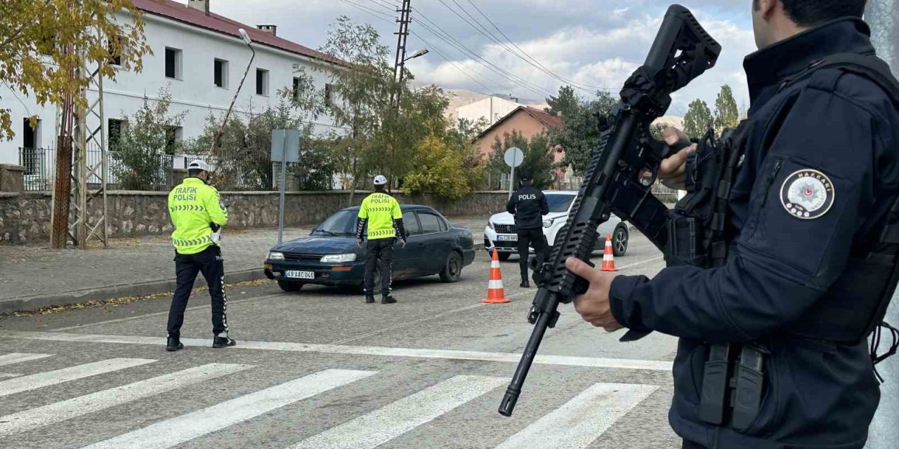 Yüksekova polisinden havadan ve karadan trafik denetimi